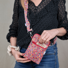 Pochette téléphone matelassée cocktail de fleurs